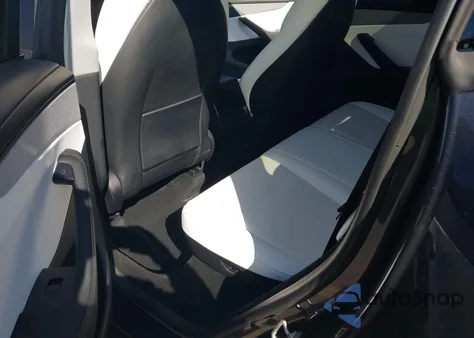 2026 Tesla Model Y Long Range Dual Motor All-Wheel Drive z USA, uszkodzony, nr VIN 7SAYGDED5TA441551